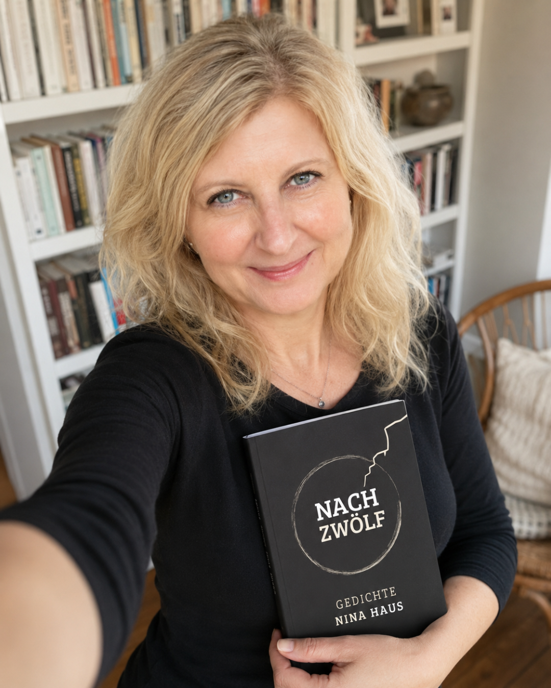Nina Haus mit dem Gedichtband Nach Zwölf