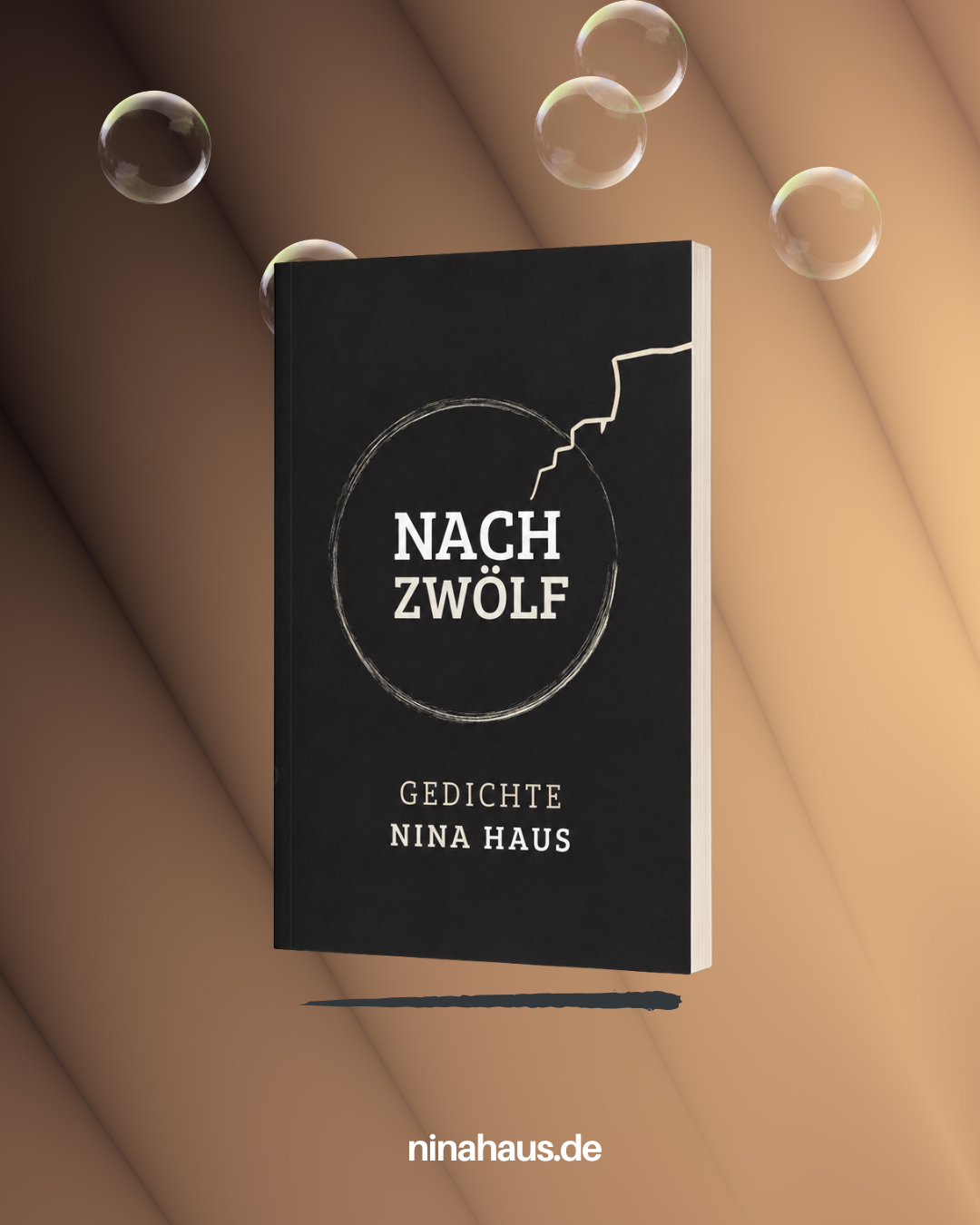 Der Gedichtband Nach Zwölf vor warmem sandfarbenem Hintergrund, umgeben von Seifenblasen.