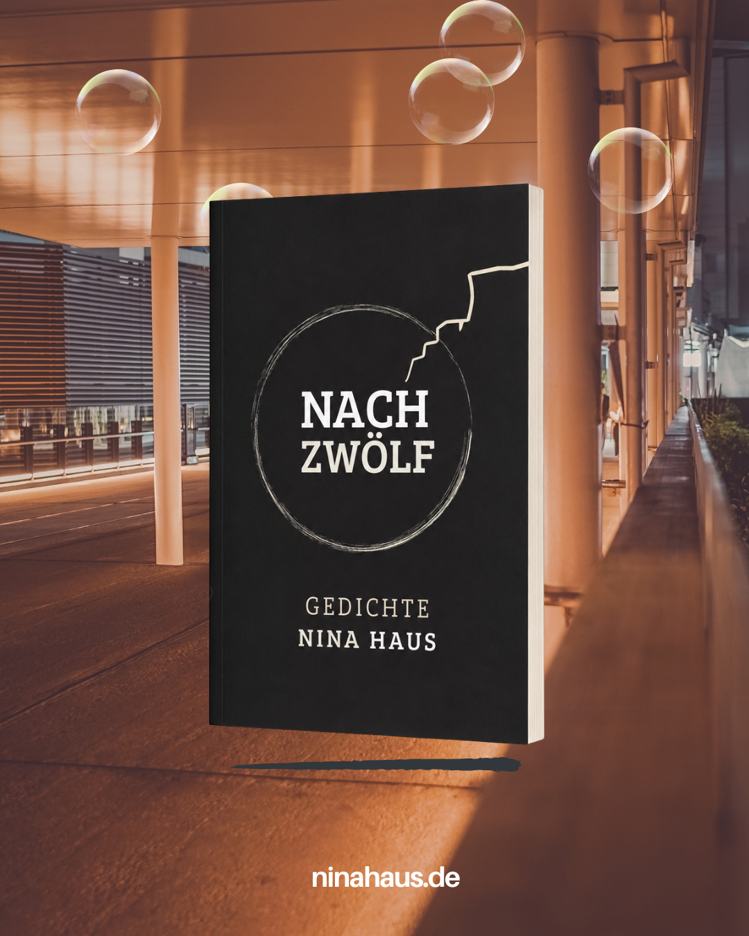 Der Gedichtband Nach Zwölf steht aufrecht in einer warm beleuchteten Bahnstation, darüber schweben Seifenblasen.